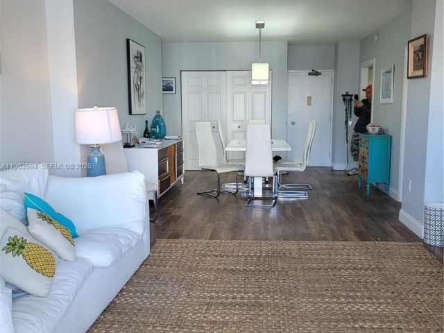 1-bedroom condo for sale in Hallandale Beach - 1985 S OCEAN DR 15M - MondialRealty