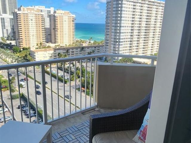 1-bedroom condo for sale in Hallandale Beach - 1985 S OCEAN DR 15M - MondialRealty