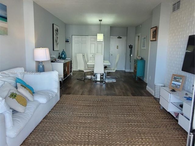 1-bedroom condo for sale in Hallandale Beach - 1985 S OCEAN DR 15M - MondialRealty
