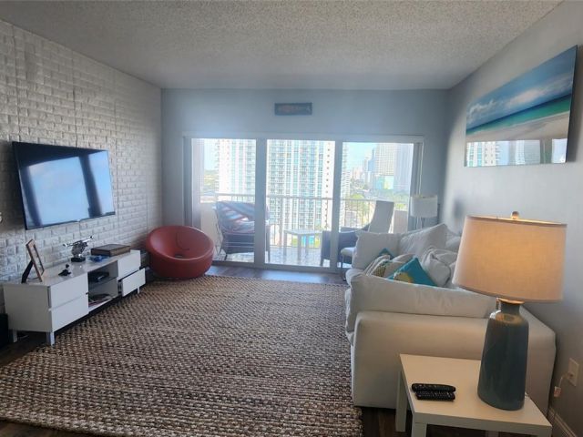 1-bedroom condo for sale in Hallandale Beach - 1985 S OCEAN DR 15M - MondialRealty