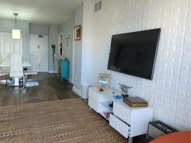 1-bedroom condo for sale in Hallandale Beach - 1985 S OCEAN DR 15M - MondialRealty