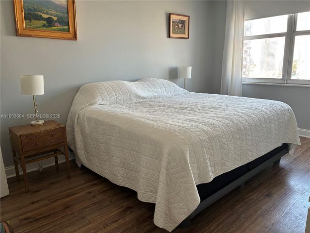 1-bedroom condo for sale in Hallandale Beach - 1985 S OCEAN DR 15M - MondialRealty