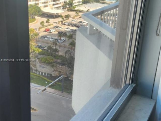 1-bedroom condo for sale in Hallandale Beach - 1985 S OCEAN DR 15M - MondialRealty