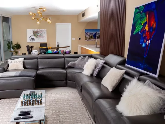 3-bedroom condo for rent in Miami - 465 Brickell Ave 5101 - MondialRealty