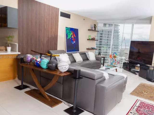 3-bedroom condo for rent in Miami - 465 Brickell Ave 5101 - MondialRealty