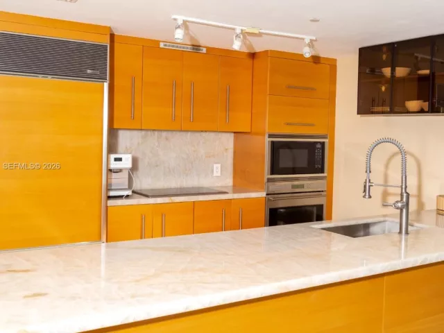 3-bedroom condo for rent in Miami - 465 Brickell Ave 5101 - MondialRealty