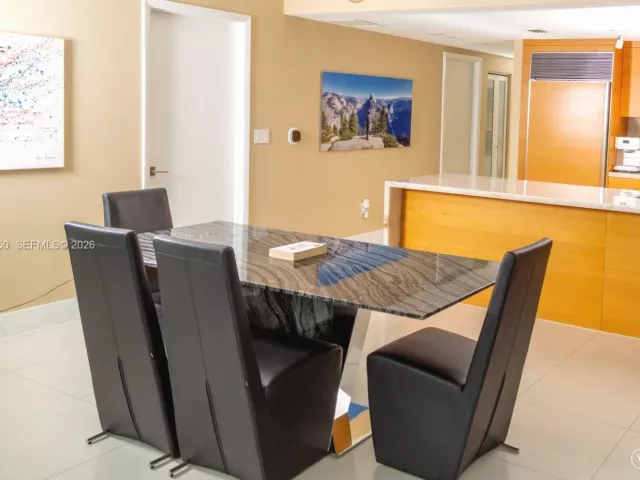 3-bedroom condo for rent in Miami - 465 Brickell Ave 5101 - MondialRealty