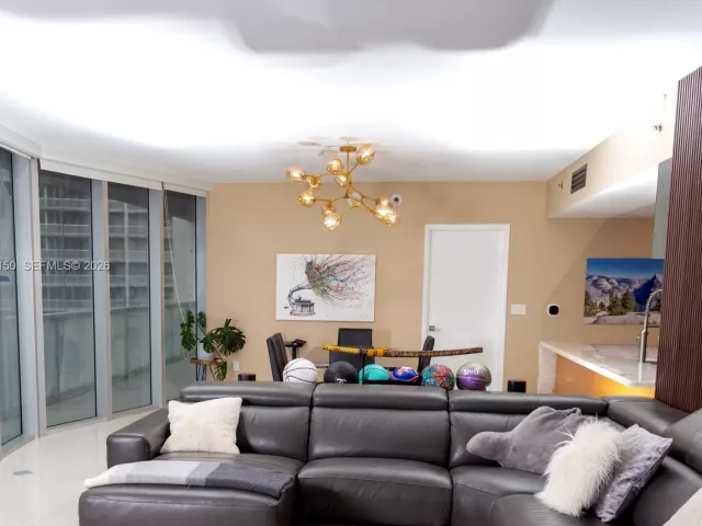 3-bedroom condo for rent in Miami - 465 Brickell Ave 5101 - MondialRealty