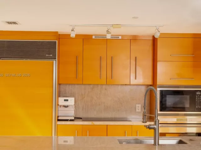 3-bedroom condo for rent in Miami - 465 Brickell Ave 5101 - MondialRealty