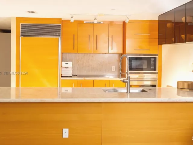 3-bedroom condo for rent in Miami - 465 Brickell Ave 5101 - MondialRealty