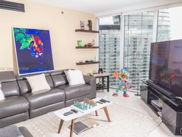 3-bedroom condo for rent in Miami - 465 Brickell Ave 5101 - MondialRealty