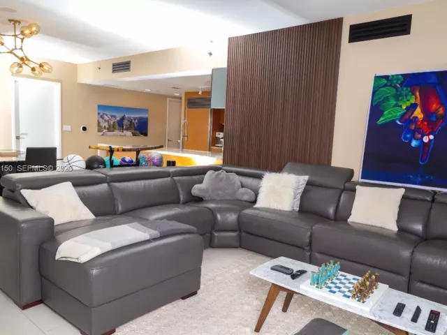 3-bedroom condo for rent in Miami - 465 Brickell Ave 5101 - MondialRealty