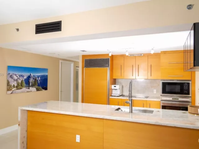 3-bedroom condo for rent in Miami - 465 Brickell Ave 5101 - MondialRealty