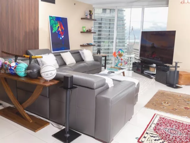 3-bedroom condo for rent in Miami - 465 Brickell Ave 5101 - MondialRealty