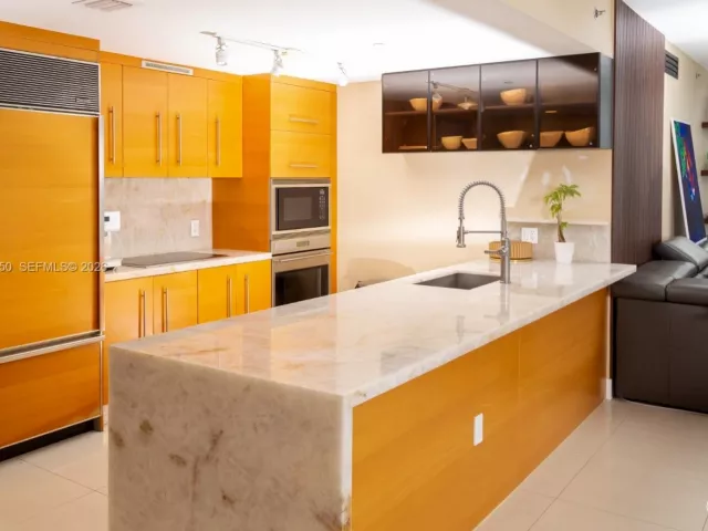 3-bedroom condo for rent in Miami - 465 Brickell Ave 5101 - MondialRealty