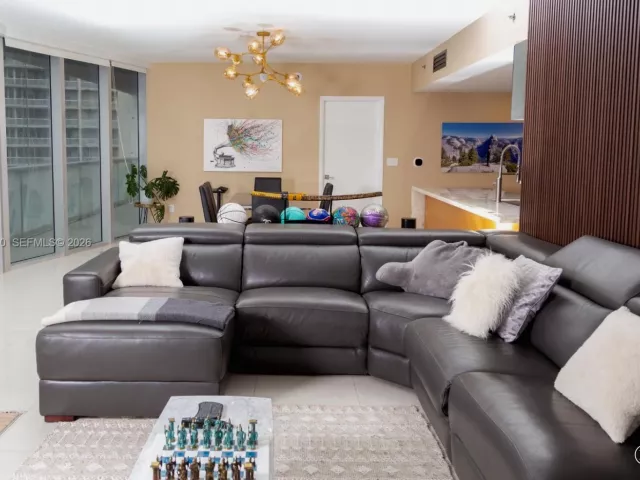 3-bedroom condo for rent in Miami - 465 Brickell Ave 5101 - MondialRealty