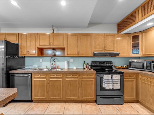 Home for rent at 7825 SW 103rd Pl 7825 - photo 7446388