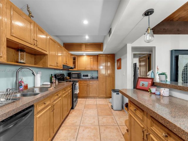 Home for rent at 7825 SW 103rd Pl 7825 - photo 7446390