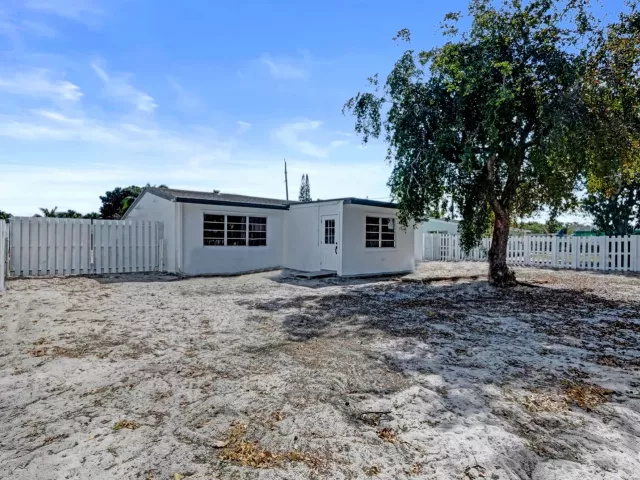 4-bedroom home for sale in Deerfield Beach - 1437 SW 1st Avenue - MondialRealty
