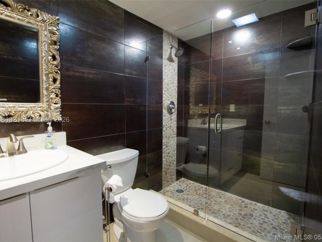 1-bedroom condo for sale in Hollywood - 3801 S Ocean Dr PH16S - MondialRealty