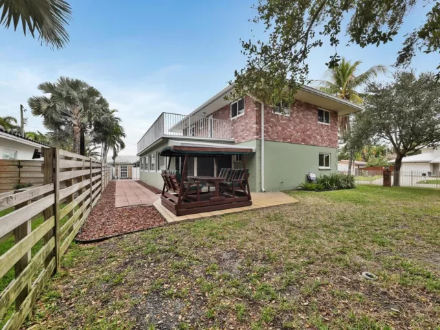 5-bedroom home for sale in Pompano Beach - 2780 SE 5th Court - MondialRealty