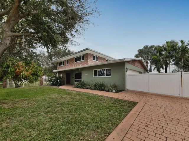 5-bedroom home for sale in Pompano Beach - 2780 SE 5th Court - MondialRealty