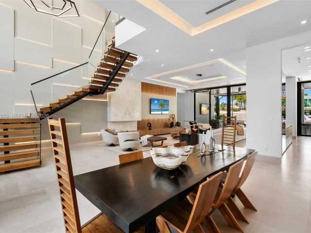 6-bedroom home for sale in Fort Lauderdale - 22 Isla Bahia Dr - MondialRealty