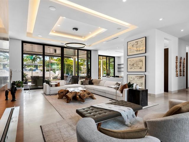 6-bedroom home for sale in Fort Lauderdale - 22 Isla Bahia Dr - MondialRealty