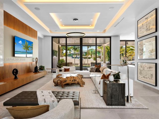 6-bedroom home for sale in Fort Lauderdale - 22 Isla Bahia Dr - MondialRealty