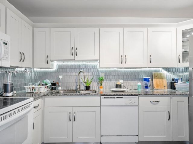 Apartment for sale  Unit #1418 - photo 7484253