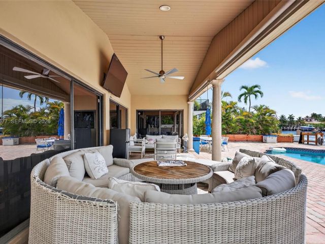 Home for rent at 317 S Riverside Dr 0 - photo 7449657