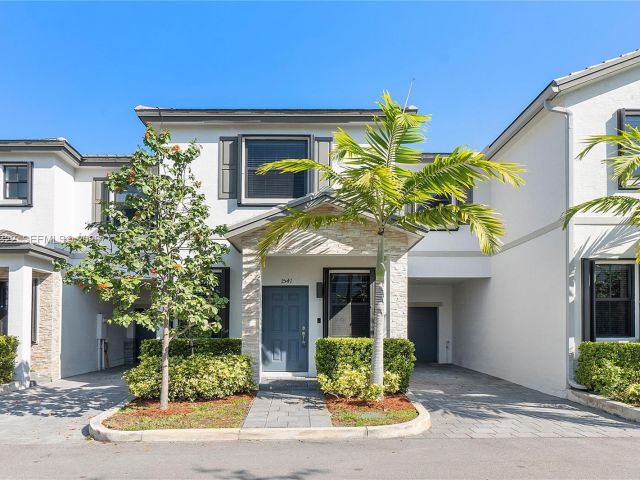 Home for rent at 1541 SW 28th St 1541 - photo 7483537