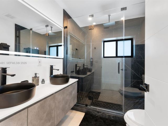 Home for rent at 231 NE 45th St 231 - photo 7449484