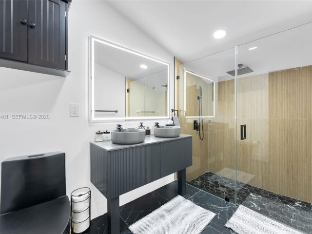 Home for rent at 231 NE 45th St 231 - photo 7449488