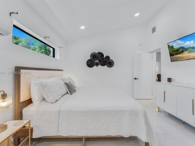 Home for rent at 231 NE 45th St 231 - photo 7449489