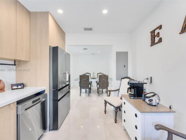 Home for rent at 231 NE 45th St 231 - photo 7449493