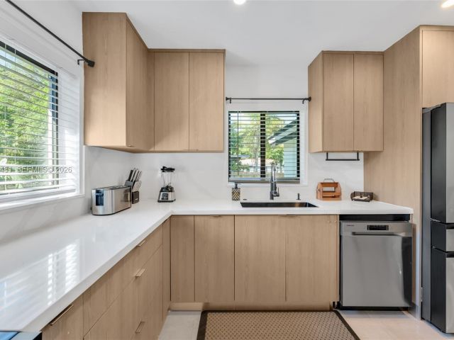 Home for rent at 231 NE 45th St 231 - photo 7449494