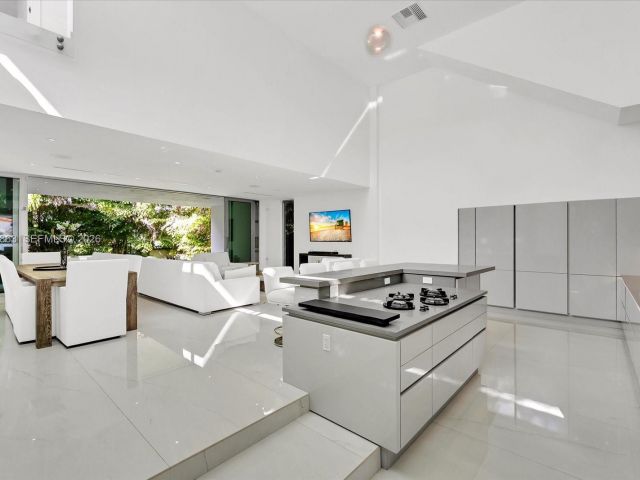 Home for rent at 7830 Atlantic Way - photo 7469447