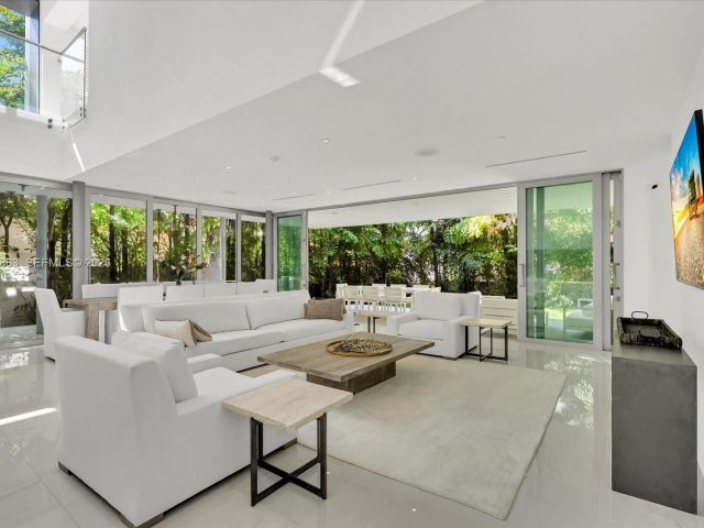 Home for rent at 7830 Atlantic Way - photo 7469452