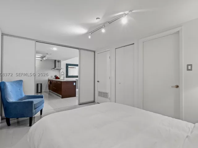 2-bedroom condo for rent in Miami - 495 Brickell Ave 905 - MondialRealty