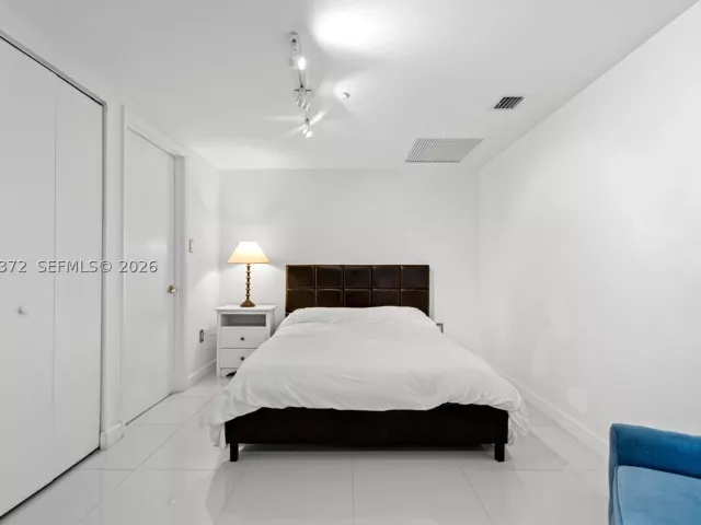 2-bedroom condo for rent in Miami - 495 Brickell Ave 905 - MondialRealty