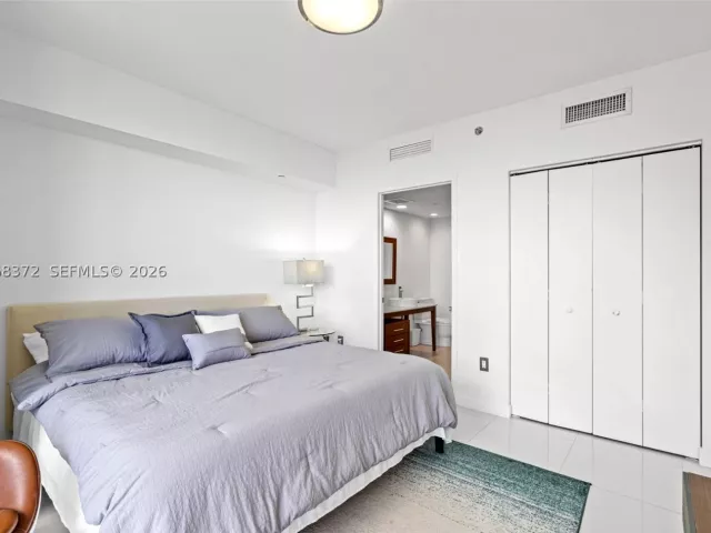 2-bedroom condo for rent in Miami - 495 Brickell Ave 905 - MondialRealty