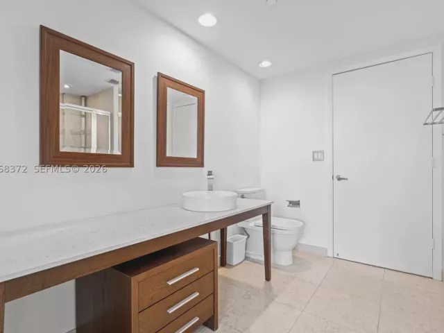 2-bedroom condo for rent in Miami - 495 Brickell Ave 905 - MondialRealty