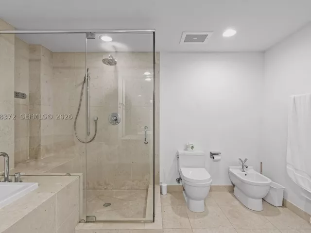 2-bedroom condo for rent in Miami - 495 Brickell Ave 905 - MondialRealty