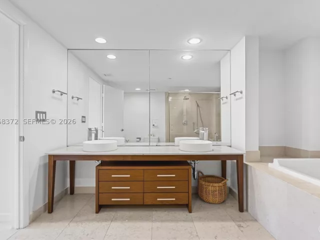 2-bedroom condo for rent in Miami - 495 Brickell Ave 905 - MondialRealty