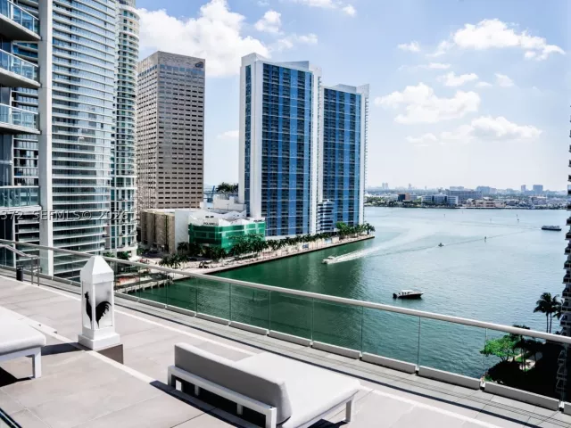 2-bedroom condo for rent in Miami - 495 Brickell Ave 905 - MondialRealty