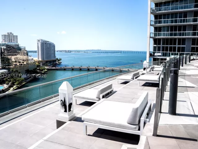 2-bedroom condo for rent in Miami - 495 Brickell Ave 905 - MondialRealty
