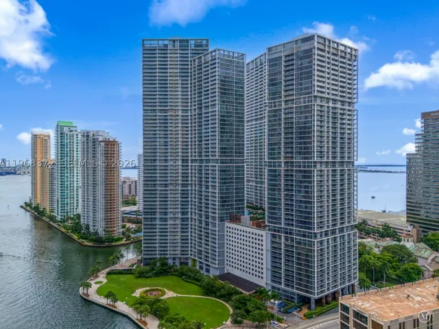 2-bedroom condo for rent in Miami - 495 Brickell Ave 905 - MondialRealty