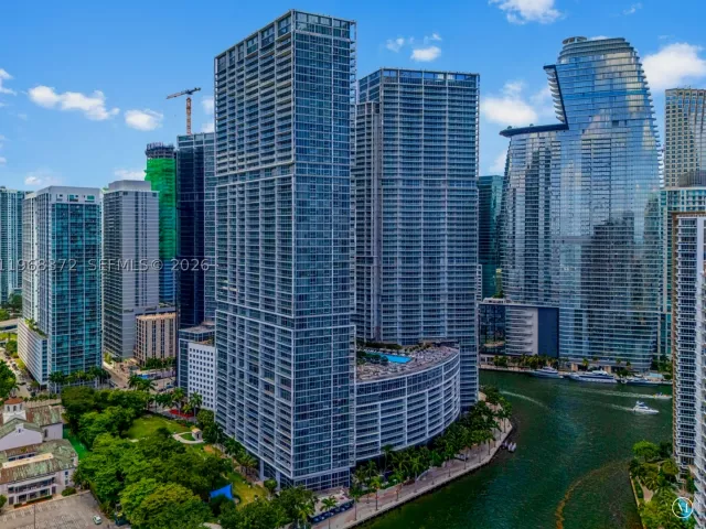 2-bedroom condo for rent in Miami - 495 Brickell Ave 905 - MondialRealty