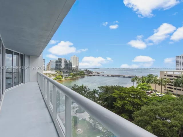 2-bedroom condo for rent in Miami - 495 Brickell Ave 905 - MondialRealty